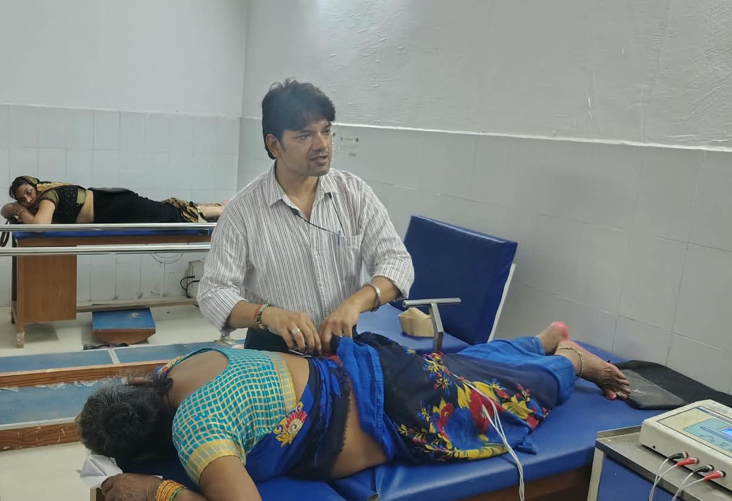 जिला अस्पताल के फिजियोथेरेपी कक्ष में मरीज का इलाज करते डॉक्टर। -संवाद