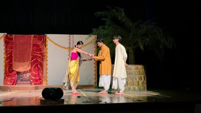 जिला भाषा एवं संस्कृति विभाग के बहुउद्देशीय सांस्कृतिक परिसर में बंगाल के प्रसिद्ध नाटक का मंचन
