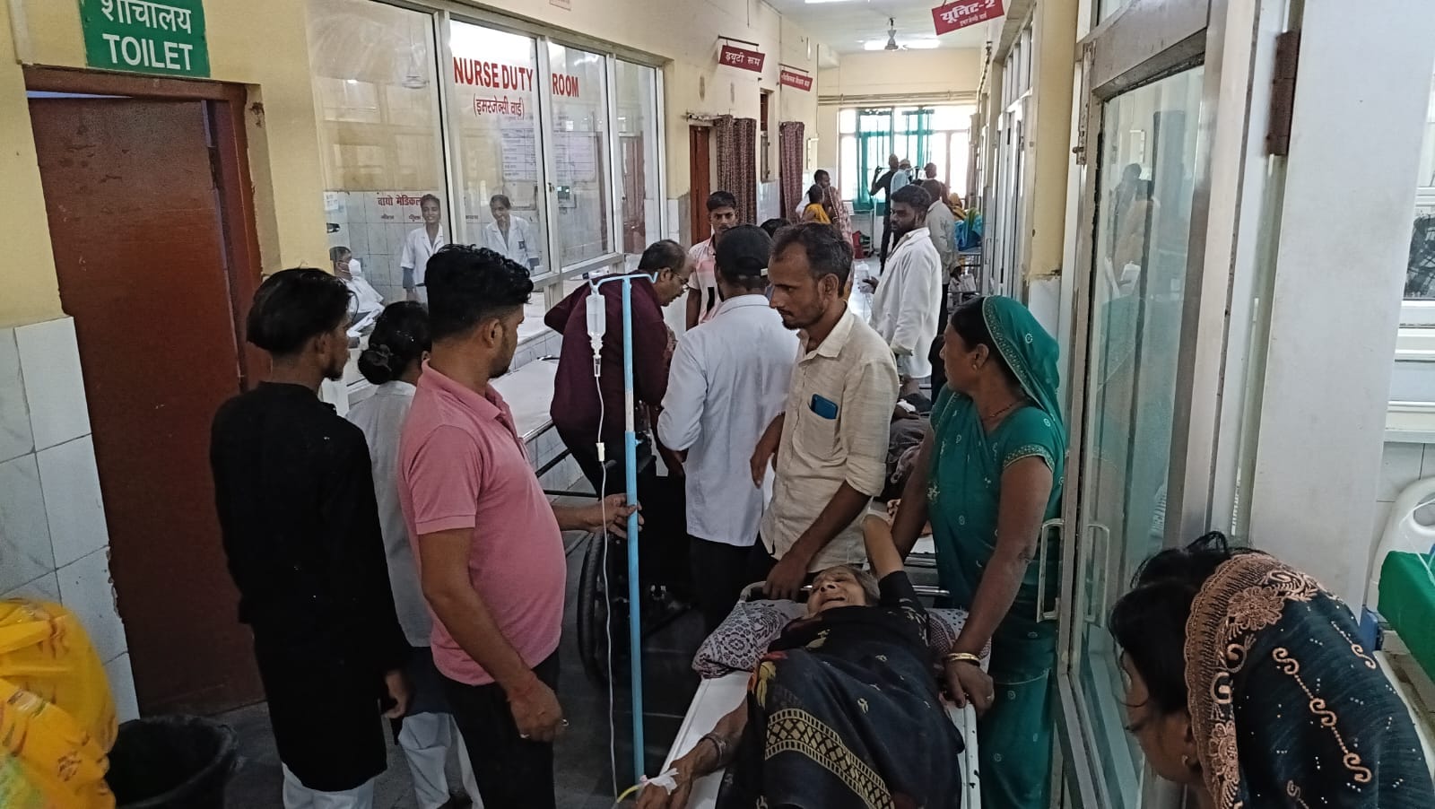  जिला चिकित्सालय में इमरजेंसी में स्ट्रेचर पर चल रहा मरीजों का इलाज। संवाद