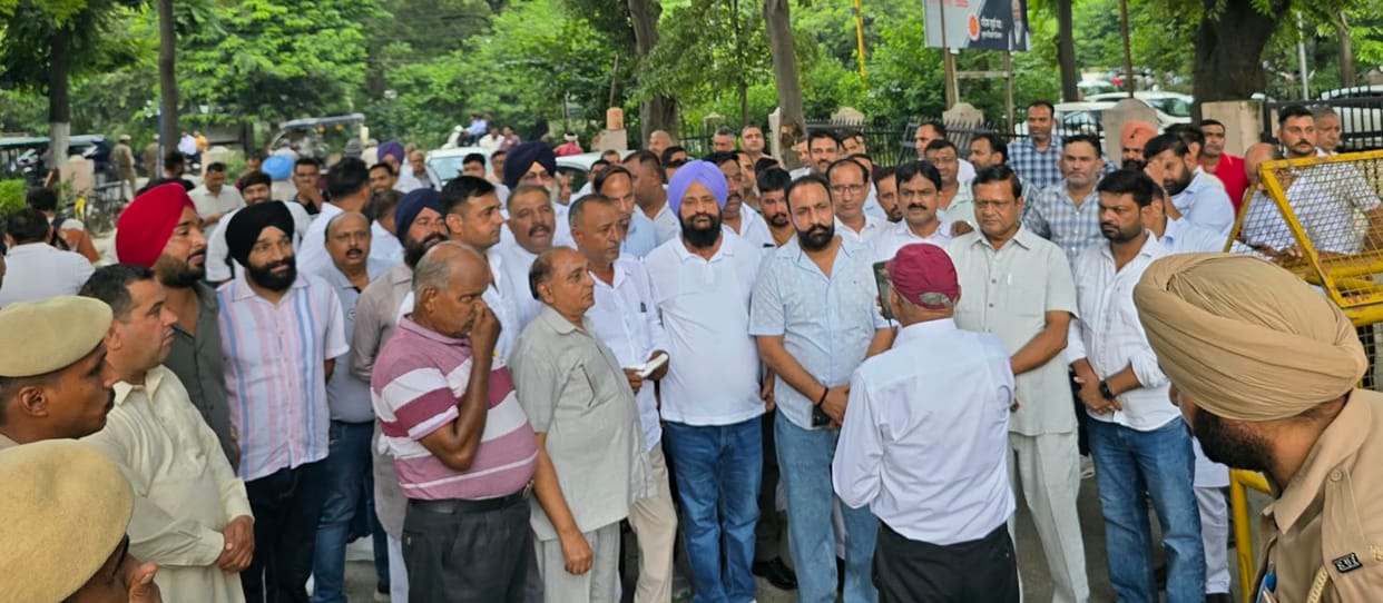 Commission agents staged a protest after failing to receive full payment even after 90 days