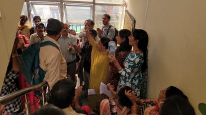 जिला श्रम कार्यालय सोलन में प्रदर्शन करते एमएमयू यूनिवर्सिटी के कर्मचारी। स्रोत : यूनियन