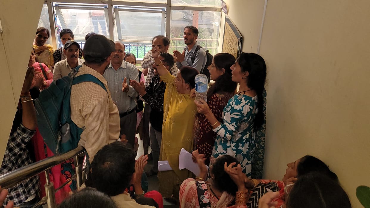 MMU employees staged a protest and raised slogans at the District Labour Office.