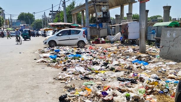 जींद रोड पर पुराने बस स्टैंड के पास लगे गंदगी के ढेर। संवाद