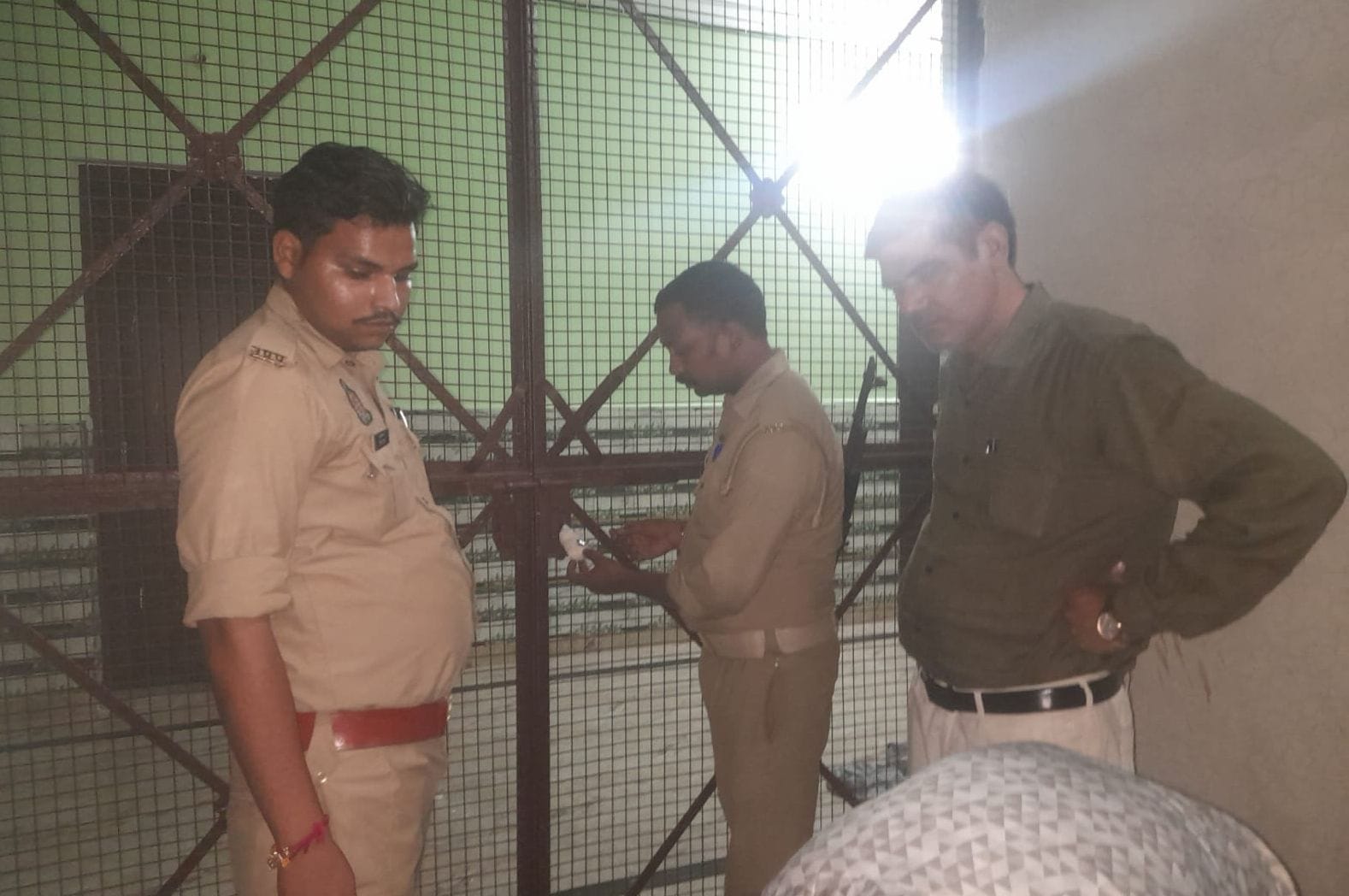 जय भोले गेस्ट हाउस को सील कराते तहसीलदार। संवाद