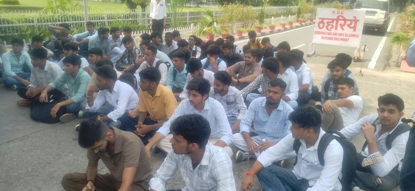कुरुक्षेत्र। कुलपति कार्यालय के समक्ष धरना देते छात्र। संवाद 