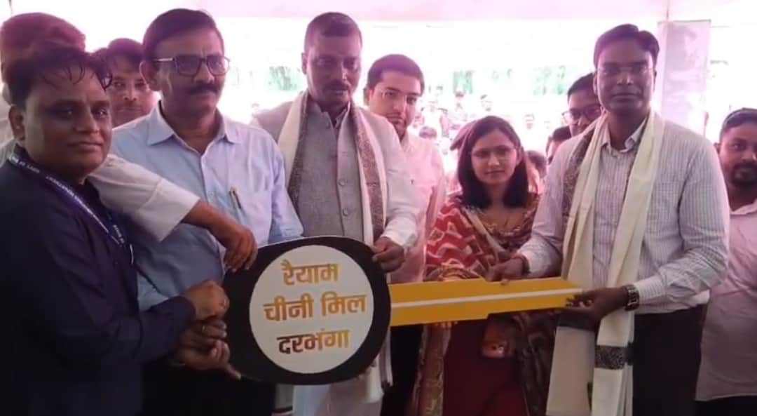 कार्यक्रम के दौरान सकरी और रैयाम चीनी मिल का चाभी सौम्यते डीएम व ग्रामीण विधायक