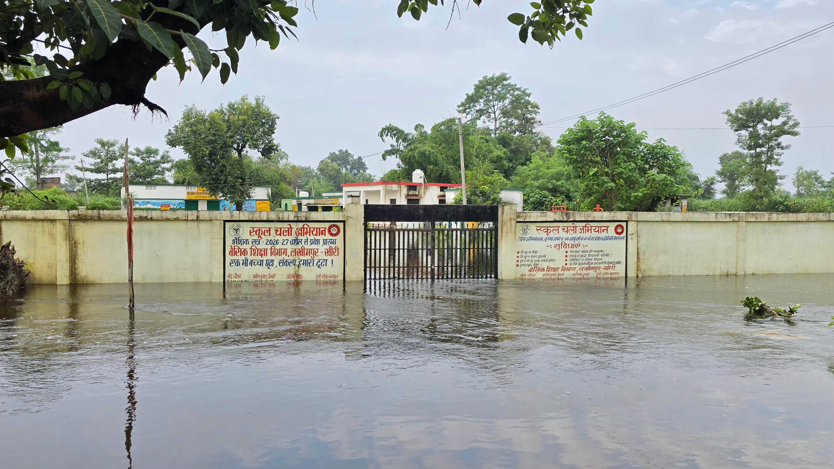 कस्बे के गोविंदपुरी वार्ड स्थित बिहारी पुरवा प्राथमिक विद्यालय स्कूल में घुसा बाढ़ का पानी।संवा
