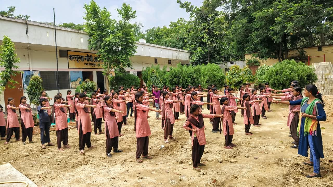 कस्तूरबा गांधी बालिका विद्यालय सदर में छात्राओं को आत्मरक्षा प्रशिक्षण देती शिक्षिका। संवाद