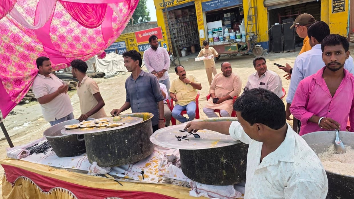 Krishna Chhathi: Kadhi-Chawal *Prasad* Distributed to Devotees