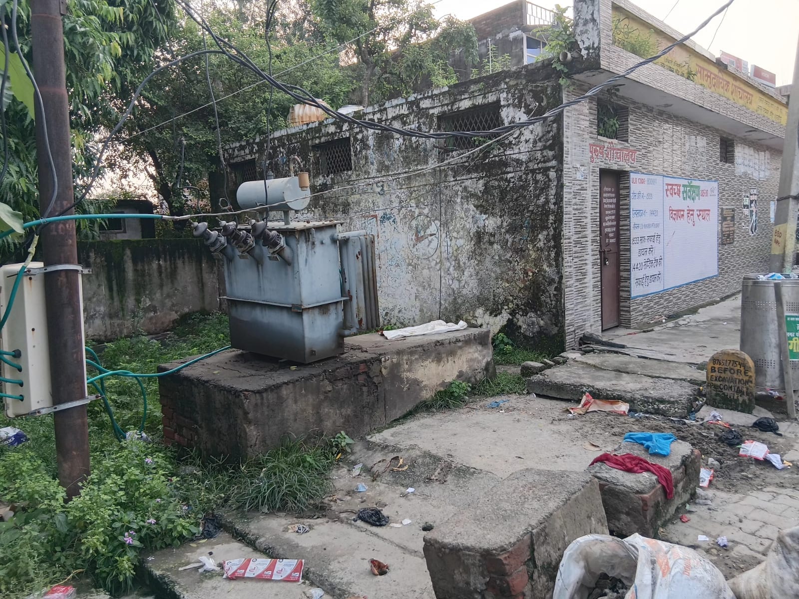 कांट में मदनापुर मार्ग पर जूनियर हाईस्कूल के पास रोड किनारे रखा ट्रांसफॉर्मर। संवाद