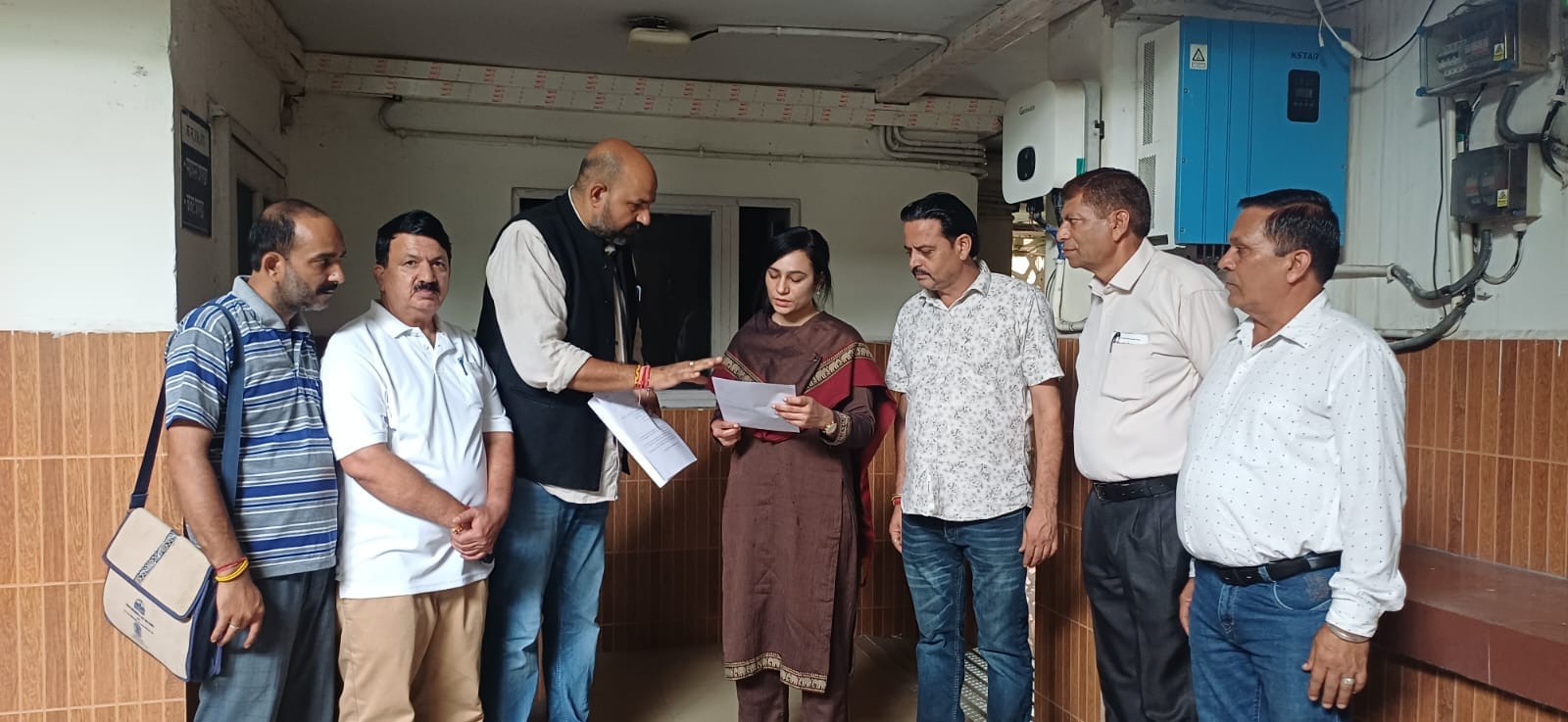 कंदरौर धार की सड़क समस्या को लेकर अतिरिक्त उपायुक्त को ज्ञापन सौंपते ग्रामीण। स्रोत: जागरूक पाठ