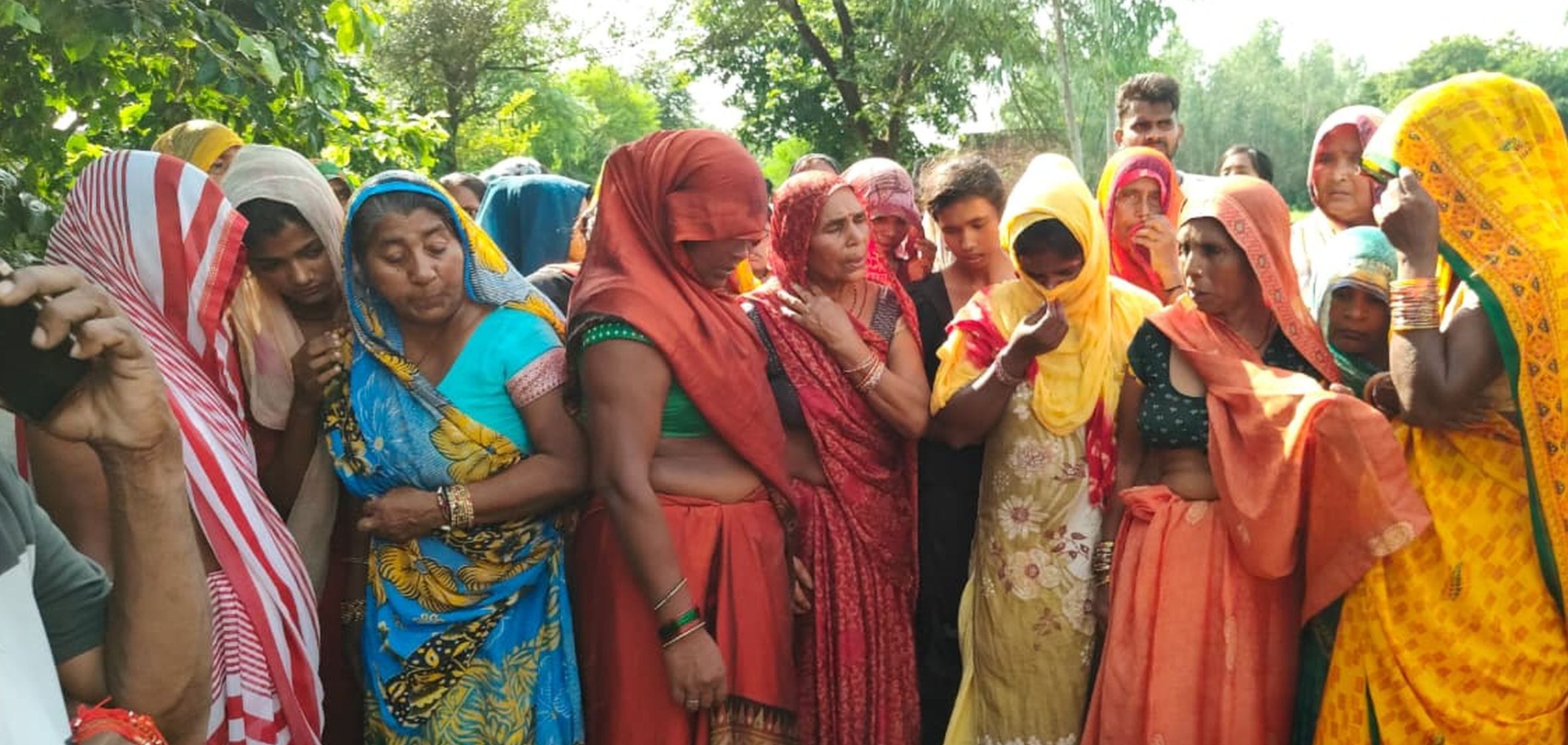 खीरों थाना क्षेत्र के हरदी गांव में मृतक अजय कुमार के गमगीन परिजन। 