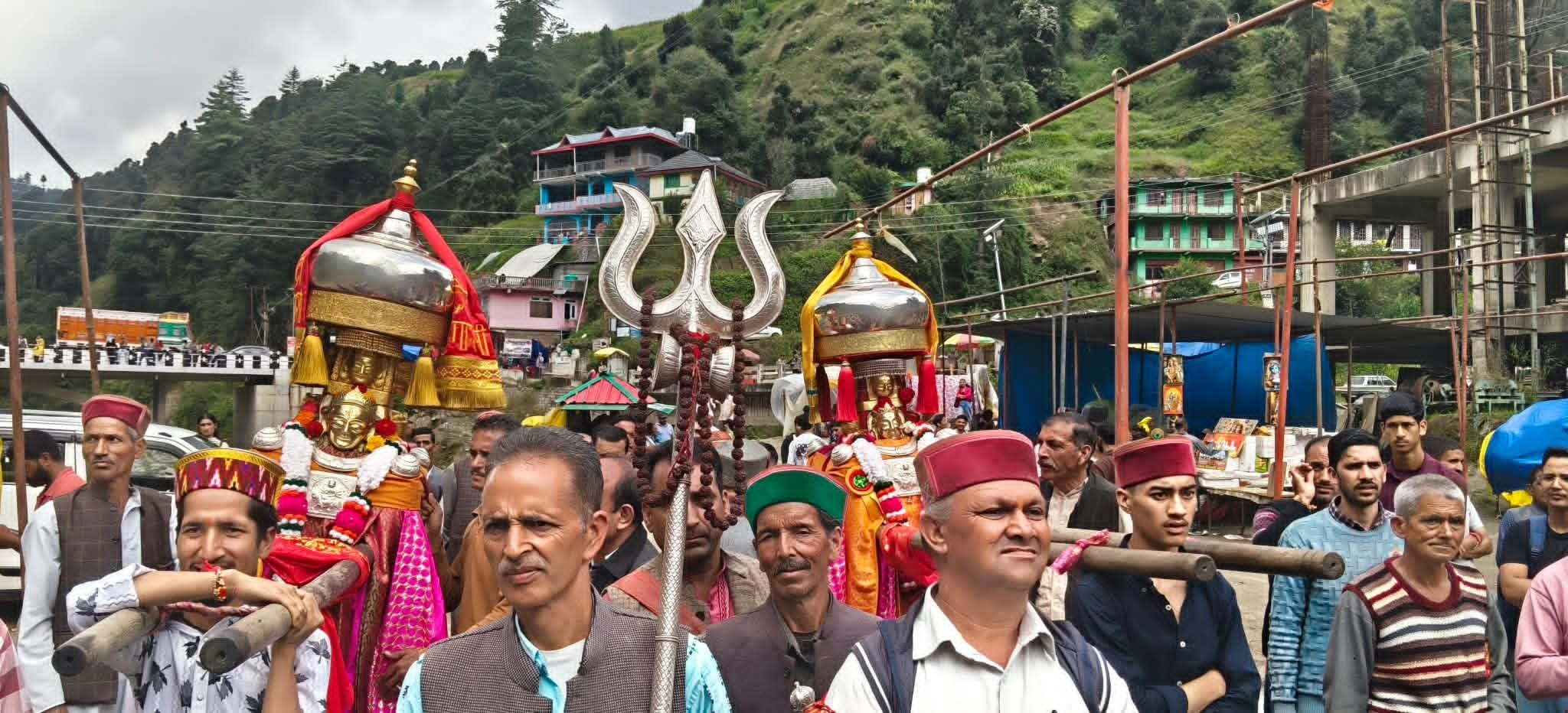 लंबाथाच मेले में शिकरत करने पहुंचे देवता। संवाद