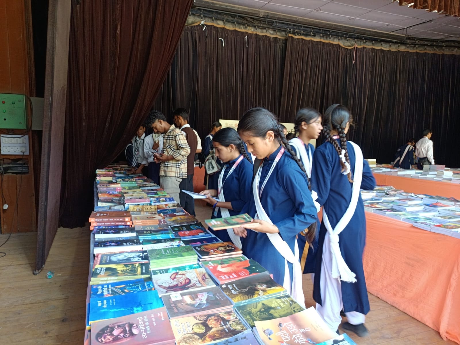 लालचंद प्रार्थी कला केंद्र में लगी प्रदर्शनी को निहारते हुए विद्यार्थी   . संवाद