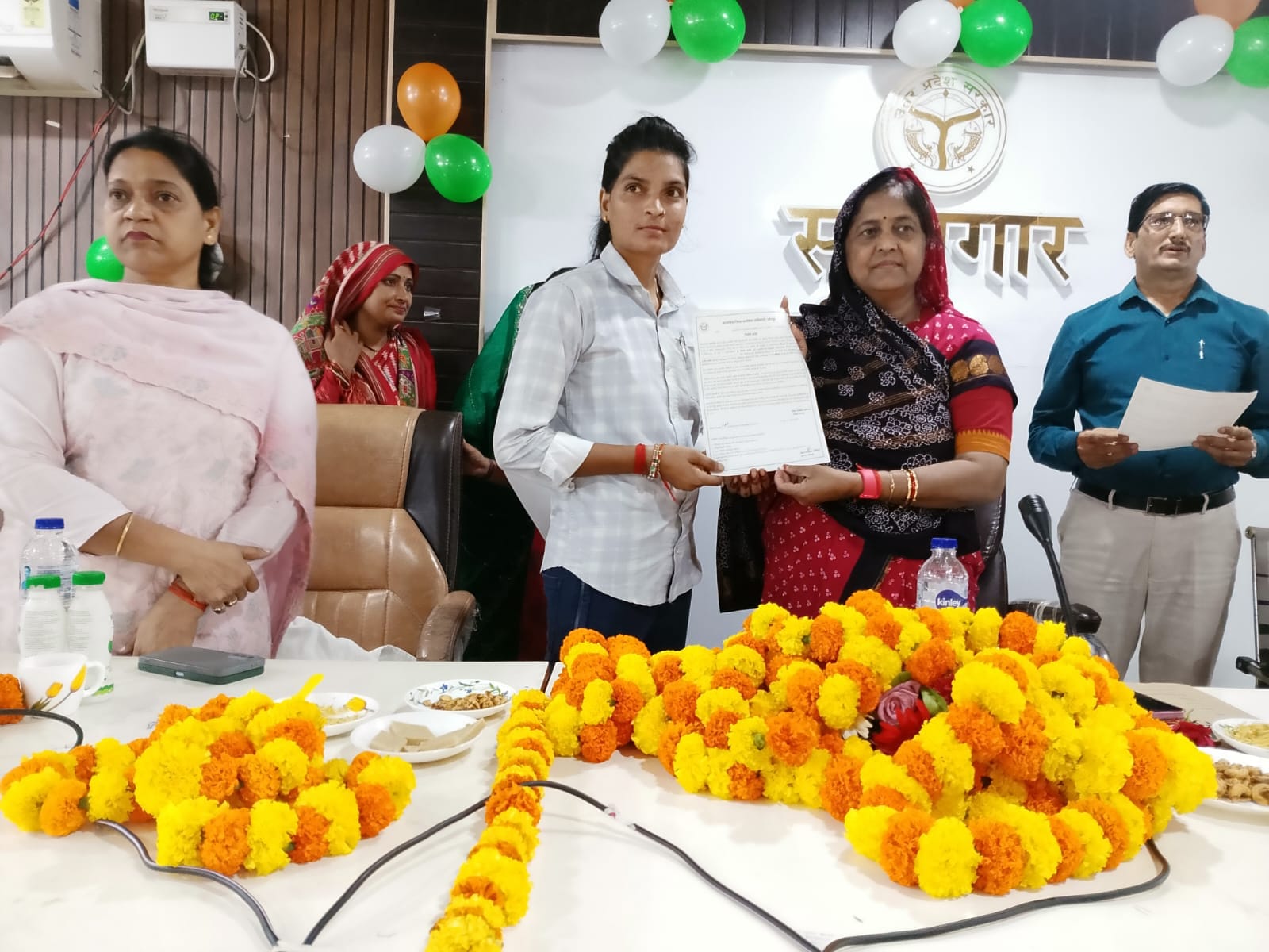 मछलीशहर तहसील सभागार में आंगनवाड़ी कार्यकर्ताओं को नियुक्ती पत्र देती राज्य सभा सांसद सीमा द्वि