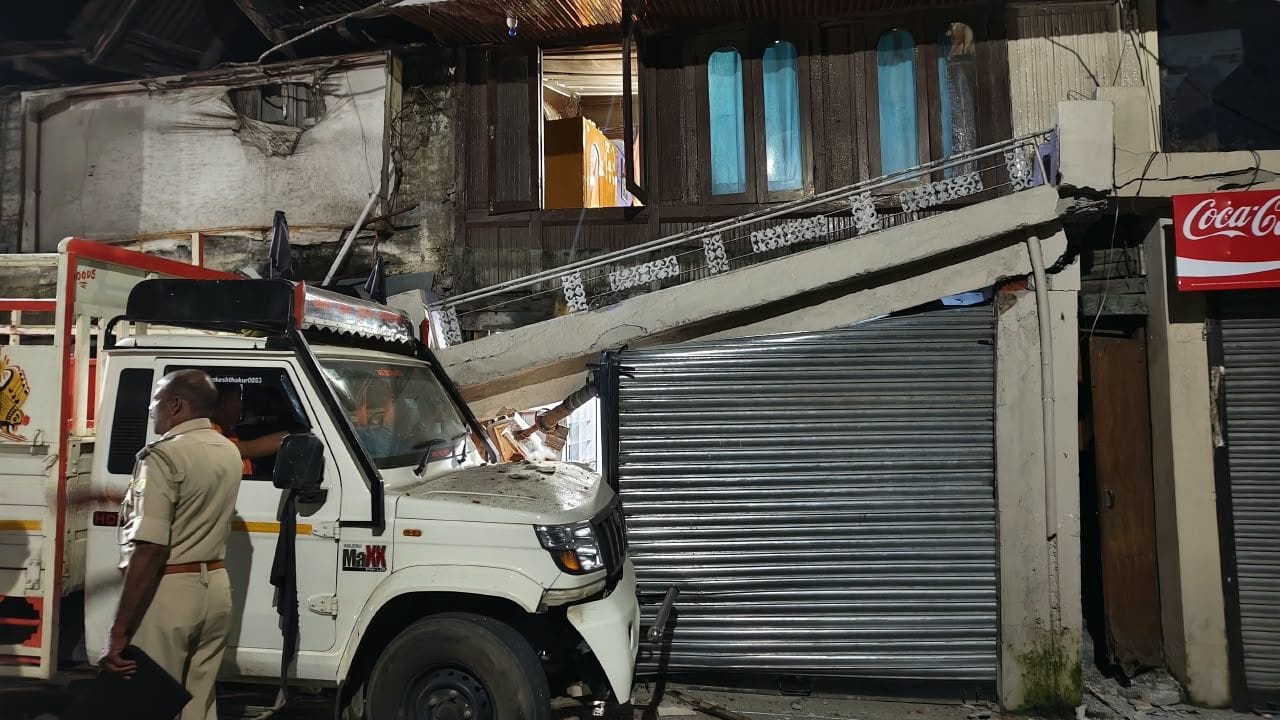 मंडी पठानकोट हाईवे पर जोगिंद्रनगर शहर के साईं बाजार के समीप दुकान में अनियंत्रित होकर घुसी जीप।