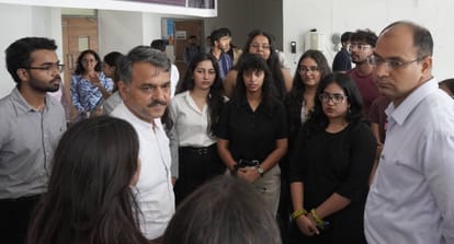 मेडियस 1.0 मध्यस्थता स्पर्धा में शामिल विद्यार्थियों से बातचीत करते कुलपति प्रो. (डॉ.) देवेंद्