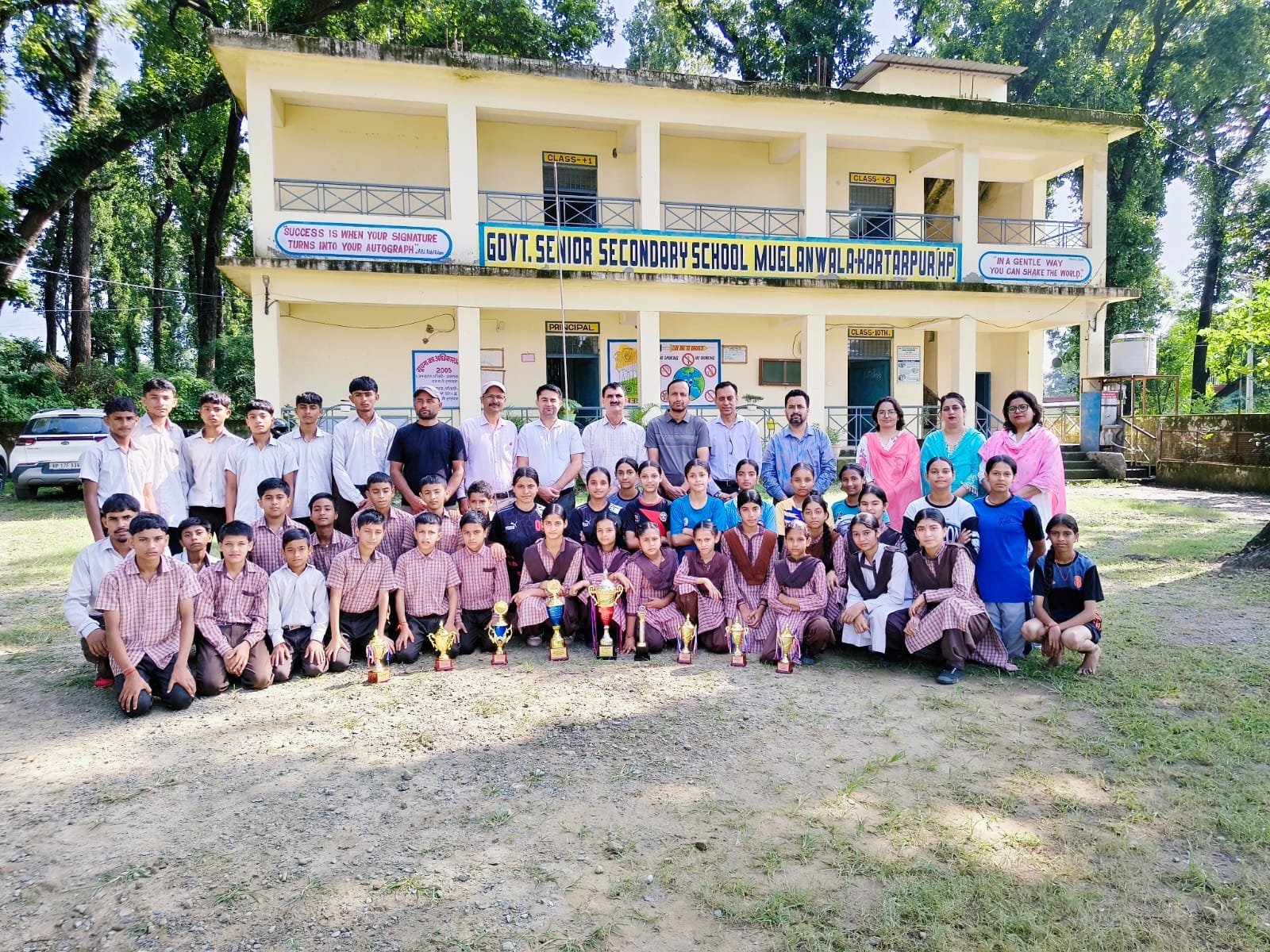 मुगतलावा करतारपुर के विजेता खिलाड़ी और स्कूल स्टाफ। संवाद