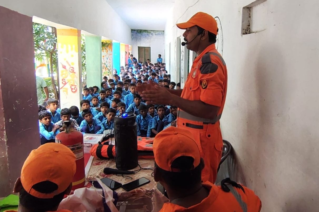 Siddharthnagar News: SDRF taught 375 students disaster safety techniques