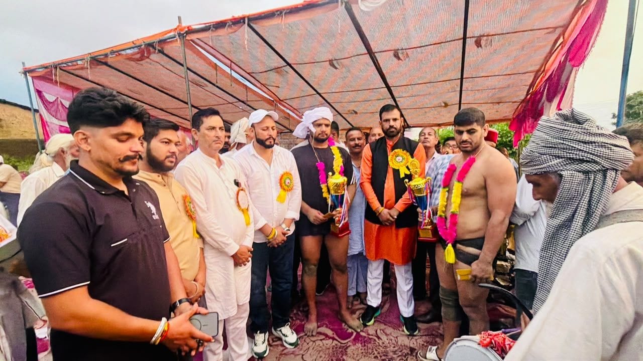 मानपुर देवड़ा में मुख्यातिथि के साथ दंगल के विजेता व उपविजेता पहलवान। संवाद