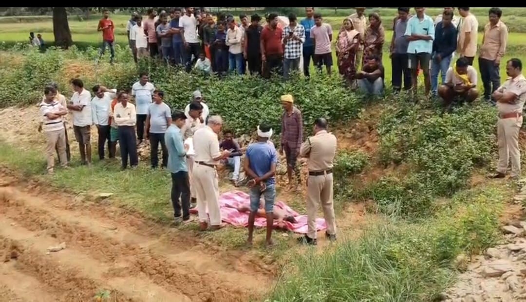 मासूम की फ़ोटो व शव के पास परिजन ग्रामीण व पुलिस