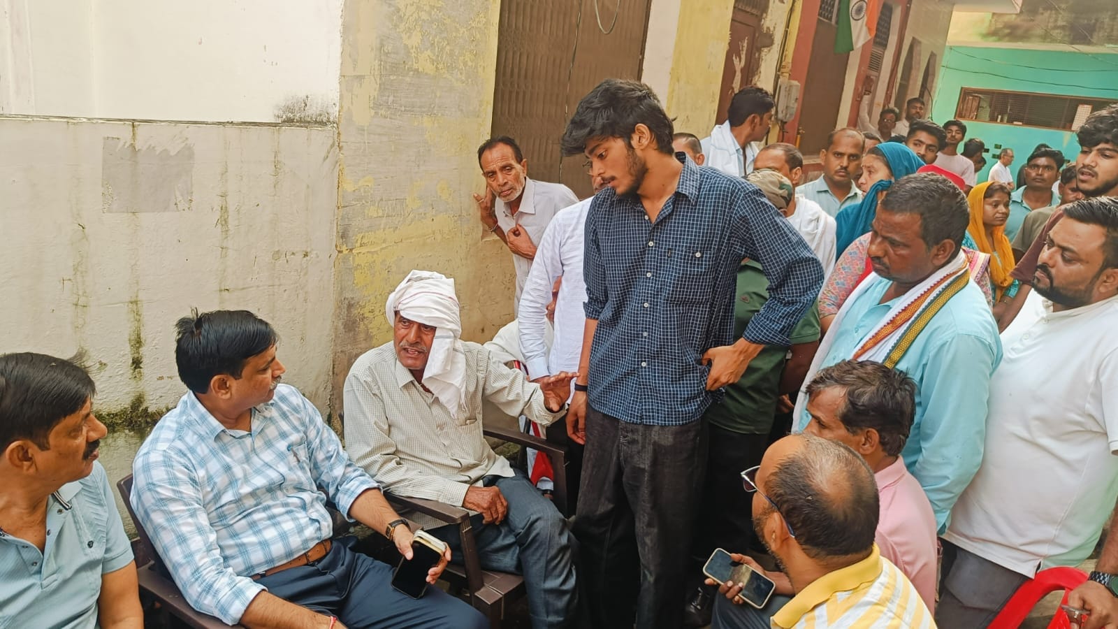 मृतक के घर के बाहर पिता से बात करते एसडीएम। संवाद
