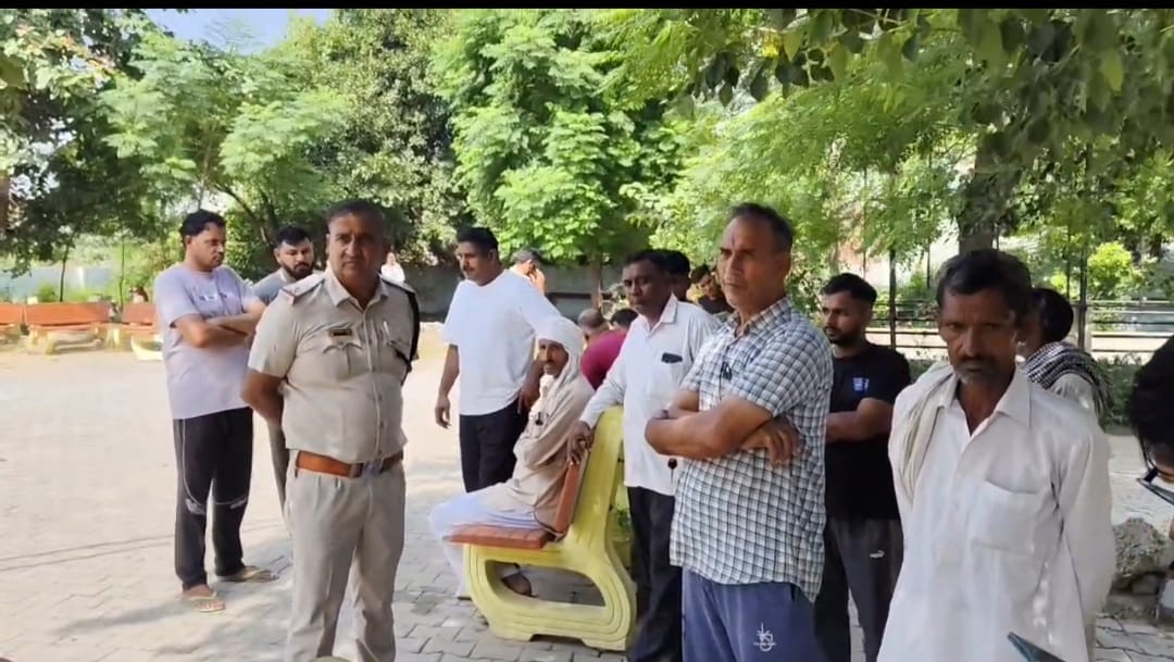 मृतक के परिजन व पुलिस टीम अस्पताल में खड़ी हुई। संवाद
