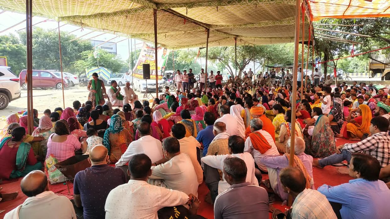 Women took the lead in the protest for the restoration of electricity.