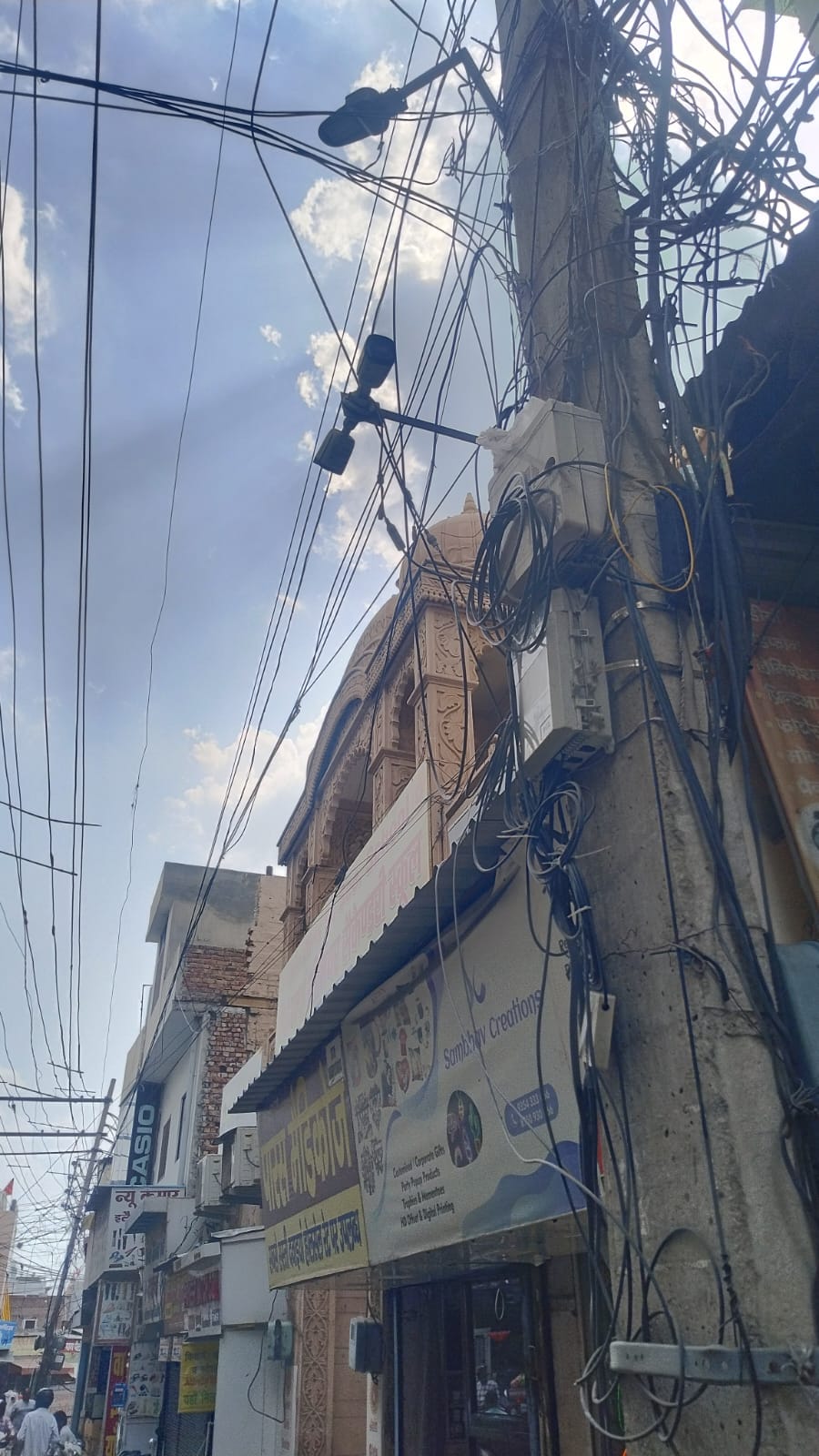 नागोरी गेट मार्केट में लगा हाईक्वालिटी कैमरे की जगह लगा छोटा कैमरा।