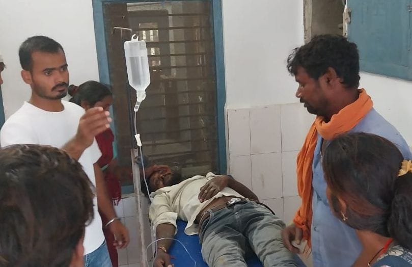 नगर पंचायत बढ़नी के वार्ड नंबर-3 लोहिया नगर में निर्माणाधीन पानी की टंकी के पास करंट से घायल दि