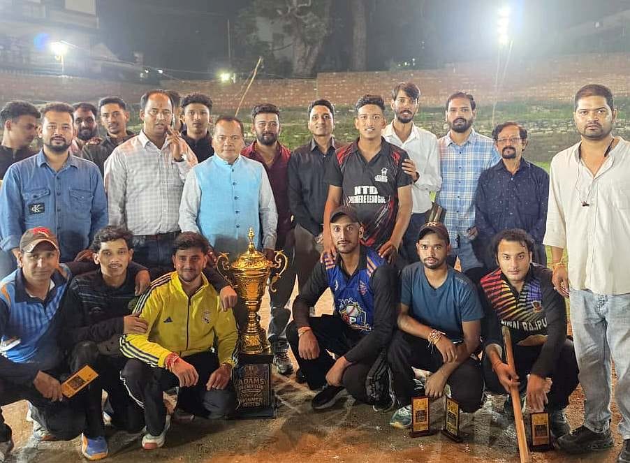 नाइट क्रिकेट टूर्नामेंट के फाइनल मुकाबले के बाद ट्राफी के साथ विजेता और उपविजेता टीम के खिलाड़