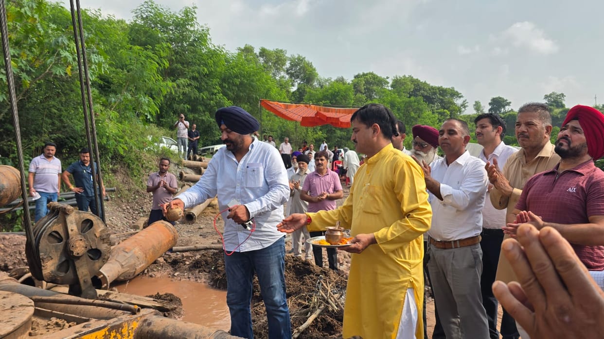 Work on installing a tubewell has begun in Mastanpura; 2.5 bighas of land will be irrigated.