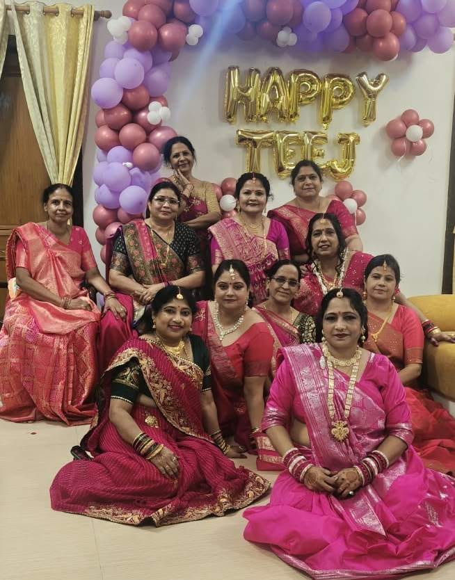 Women danced on the swing on the neem branch, Sawan aayo re...