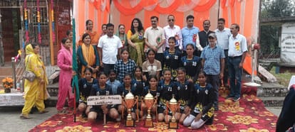 पंडोल में विजेता टीम को सम्मानित करते हुए मुख्य अतिथि व अन्य। स्त्रोत- संस्थान