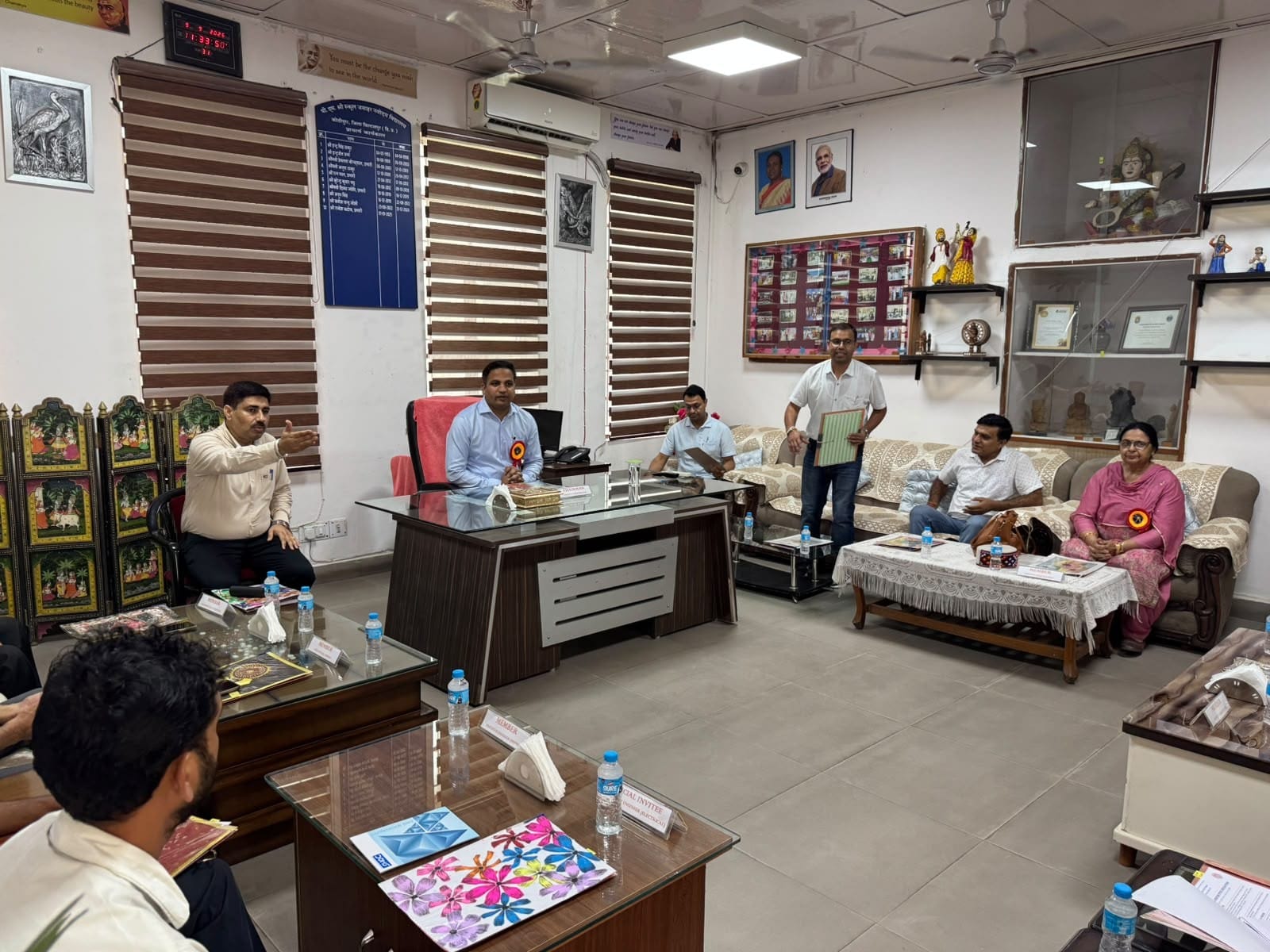 पीएम श्री जेएनवी कोठीपुरा में एसएमसी एवं सलाहकार समिति की बैठक में उपस्थित अधिकारी व अन्य। स्रो