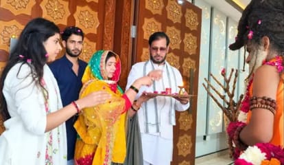 पीएसी स्थित आवास में परिवार के साथ सद्गुरु श्री ऋतेश्वर महाराज का स्वागत करते कैबिनेट मंत्री डॉ
