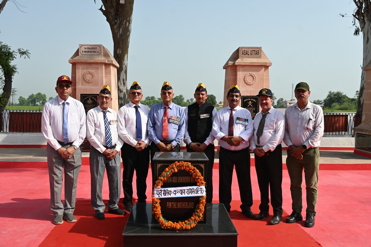 Ex-servicemen paid tribute to martyr Abdul Hamid.