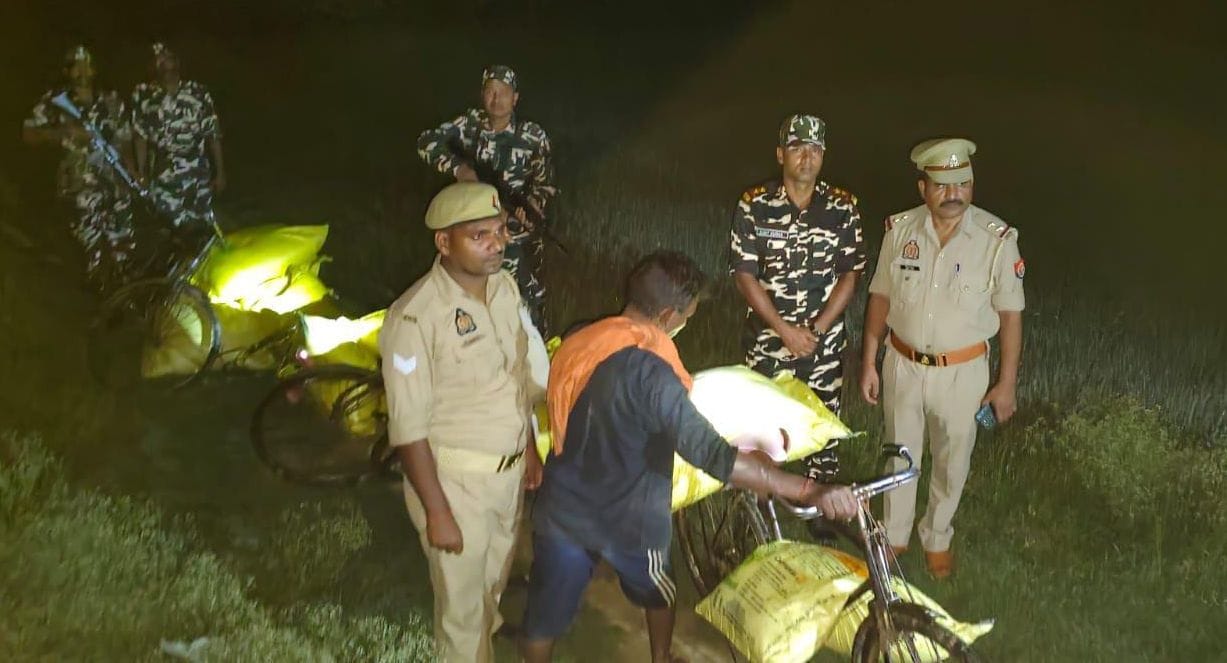 पुलिस व एसएसबी की की गिरफ्त में खाद के साथ आरोपी। स्रोत विज्ञप्ति