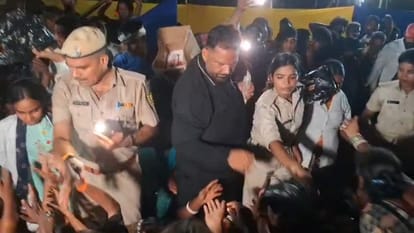 पप्पू यादव पैसा बांटते हुए