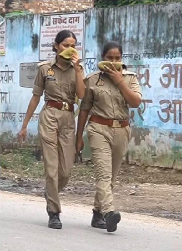पुरानी जेल के पास डंपिंग ग्राउंड से उठ रही दुर्गंध के कारण मुंह पर रुमाल रखकर चलती पुलिस कर्मी।