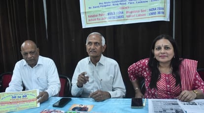 प्रेसवार्ता करते संस्था के पदाधिकारी।