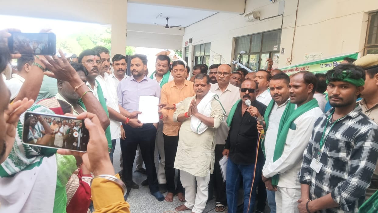 Farmers stage protest at the Tehsil office; submit memorandum to the SDM.