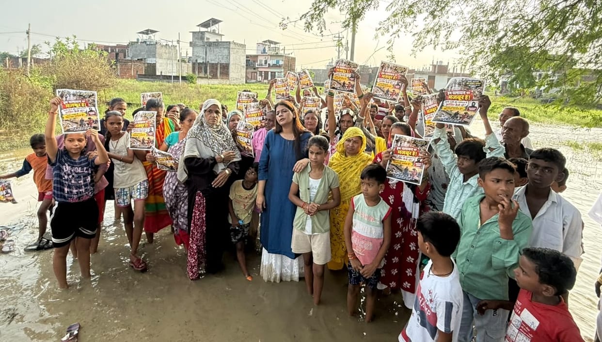 Protest against waterlogging in Faizullaganj