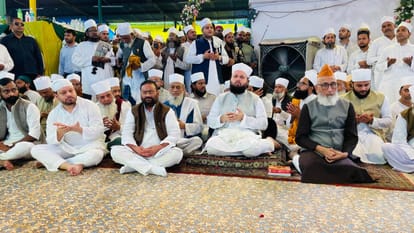 पूर्व मंत्री स्वामी प्रसाद मौर्य व अजय राय ने चढ़ाई चादर