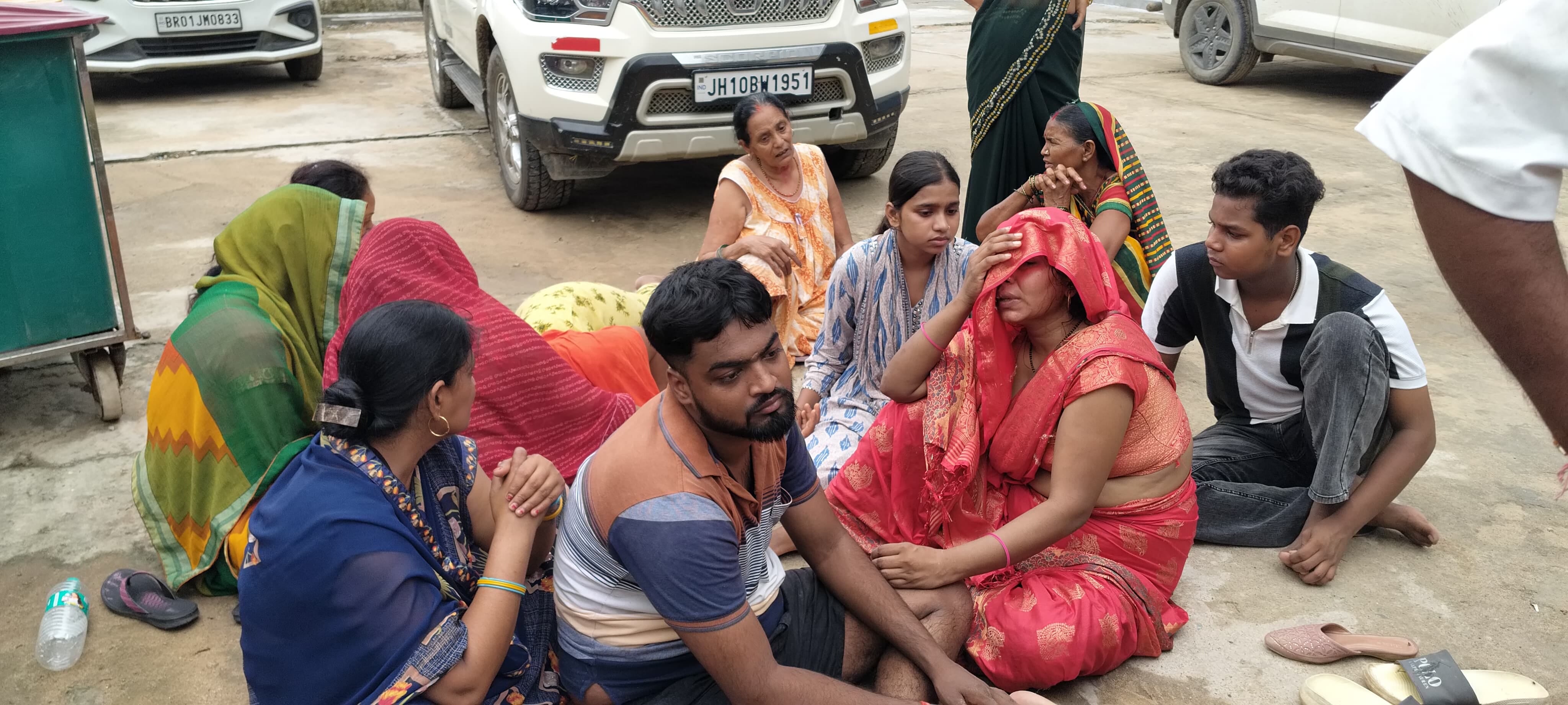 पोस्टमार्टम हाउस में मौजूद भीड़