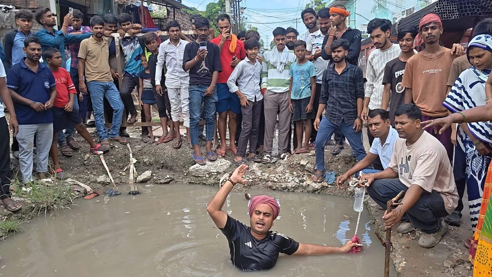 पड़ाव पर पानी में उतरकर धरना देते पंकज यादव। संवाद