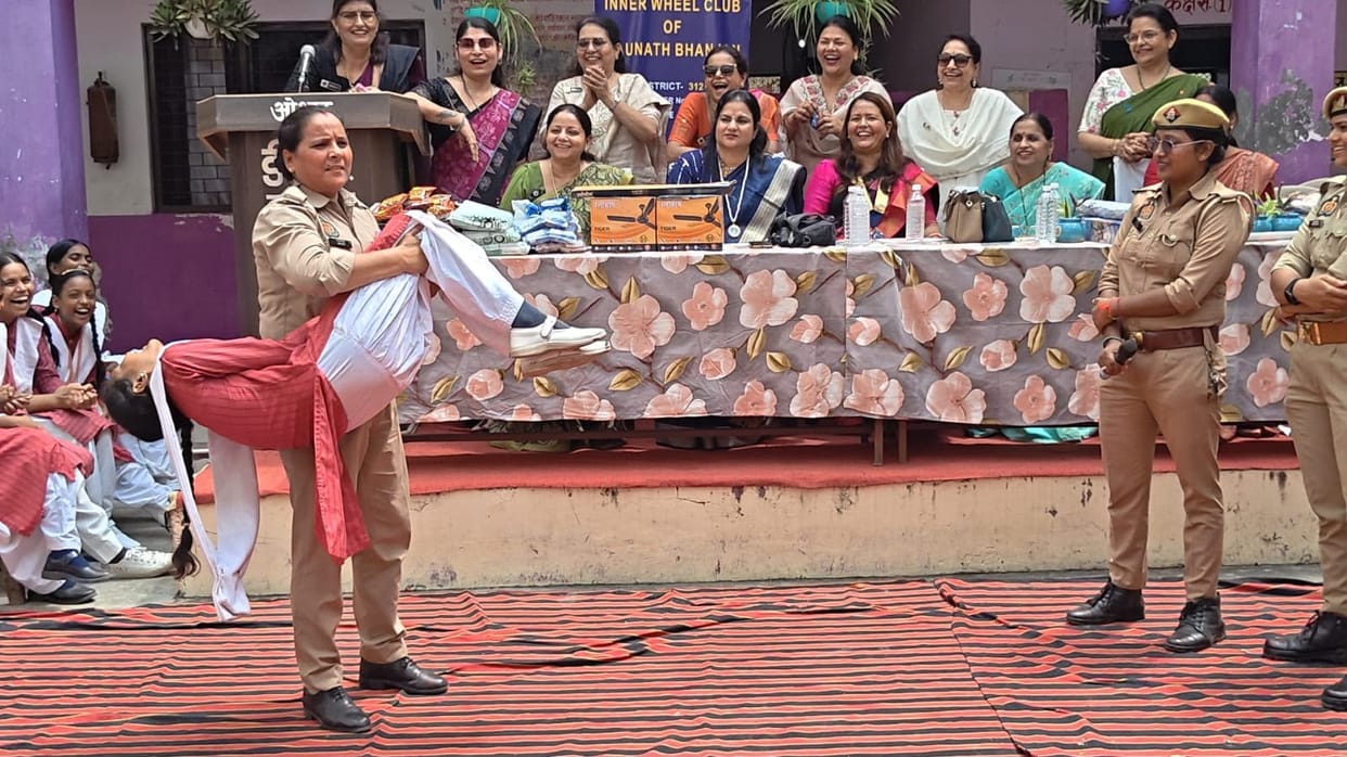 Self-defense techniques were taught at DAV College.