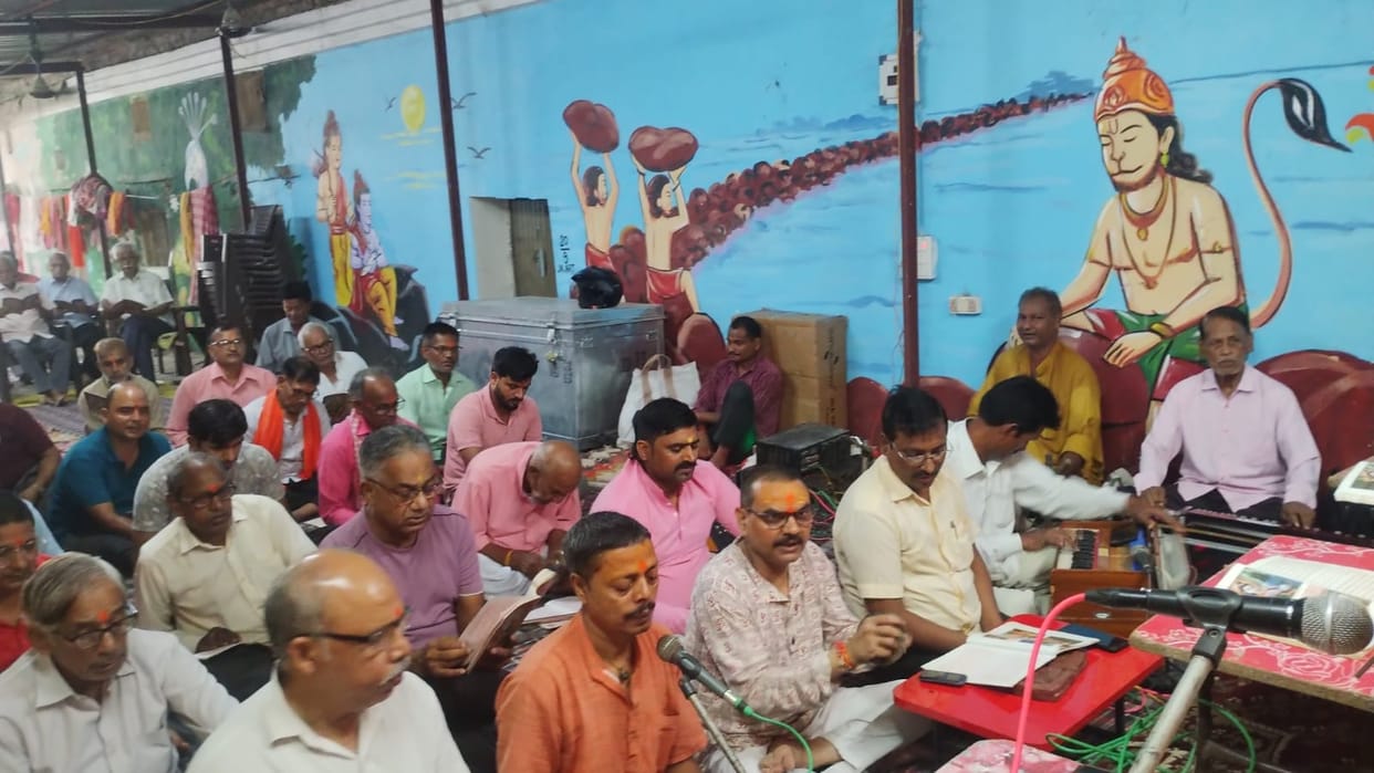 A musical recitation of the Sundarkand was organized at Hanuman Garhi.