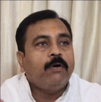 रॉबर्ट्सगंज लोक निर्माण डाक बगला में मैराथन दौड़ को लेकर पत्रकारो से वार्ता करते भाजपा के पूर्व