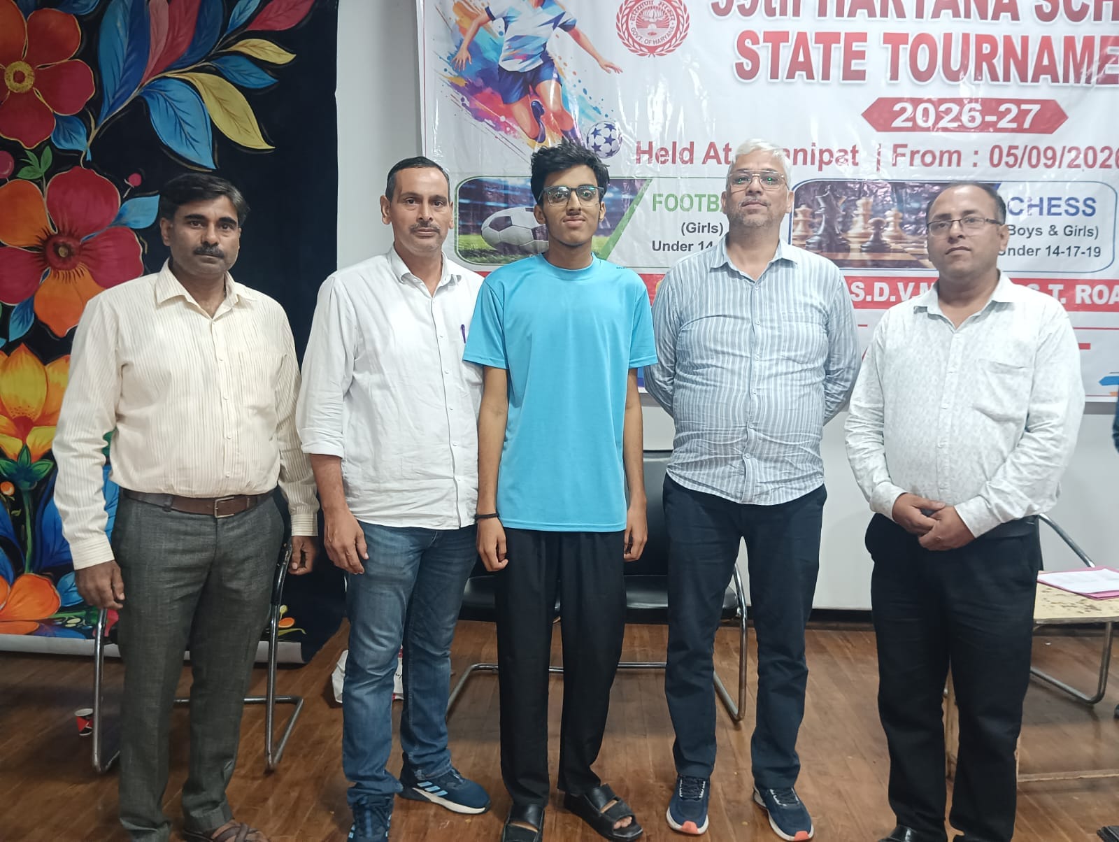 राज्य स्तरीय स्कूली खेलकूद प्रतियोगिता में उत्कृष्ट नमन गर्ग के साथ शिक्षक व अन्य। स्रोत : स्क